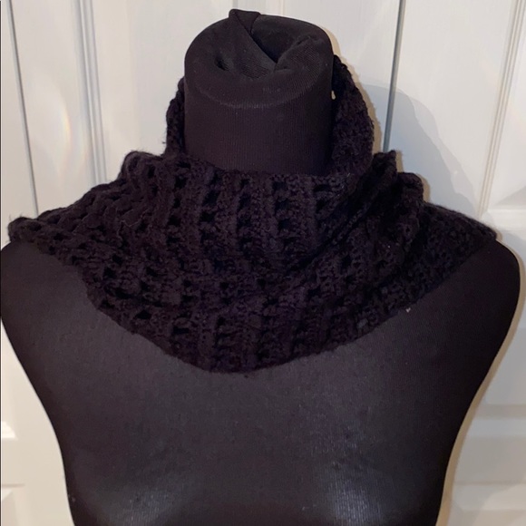NWOT Black wool crochet scarf - Picture 2 of 3